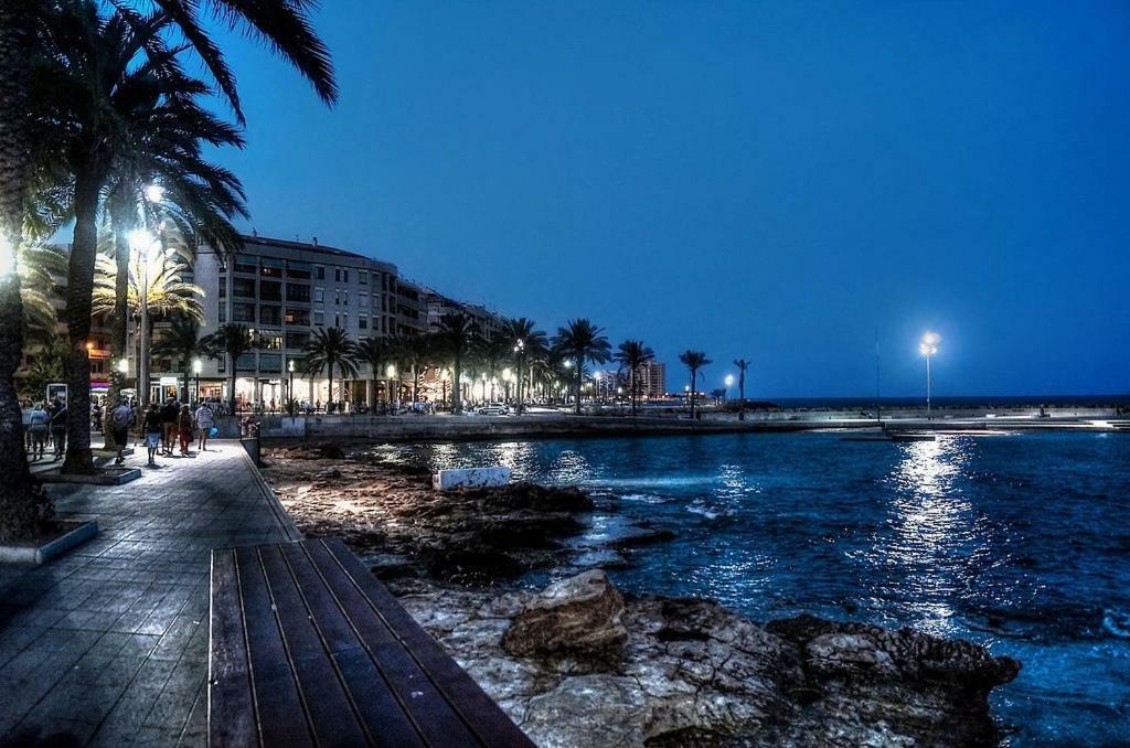 Torrevieja Experience Atico 1ª Linea Apartment Luaran gambar